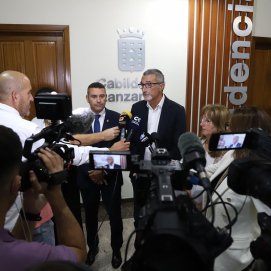 Oswaldo Betancort y Marci Acuña en rueda de prensa