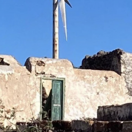 La fachada restaurada después del mural pintado por la turista francesa. 