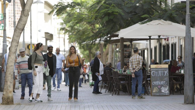 Ciudadanos paseando por el centro de Arrecife. Pobreza