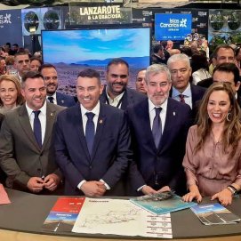 Foto de representantes públicos lanzaroteños en Fitur 2024