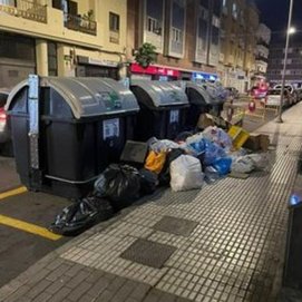 Las basuras acumuladas frente al portal en Arrecife