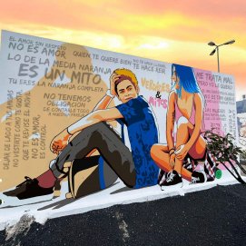 Uno de los murales contra la violencia de género proyectados en la plaza de El Pavón en Puerto del Carmen. Foto: Ayuntamiento de Tías.