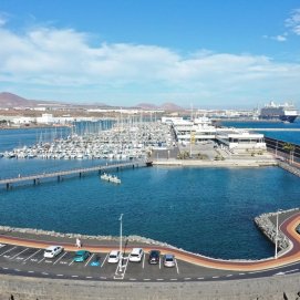 Zona portuaria de Arrecife. Barcos cruceros atracados en Naos y Los Mármoles