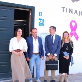 El alcalde de Tinajo, Jesús Machín, junto a consejera de Cultura del Gobierno de Canarias, Migdalia Machín, y al director general de Patrimonio Cultural, Miguel Ángel Clavijo