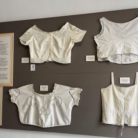 Detalle de la exposición  'Vestir la ropa blanca'