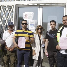 Representantes de la autoescuela Zakarías junto a algunos alumnos. Foto: Juan Mateos.