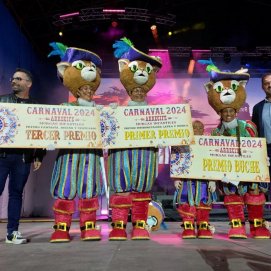 El alcalde y el concejal de Fiestas junto a la murga Los Noveleros.