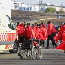 Atención a migrantes en Puerto Naos  (Fotos: Juan Mateos)