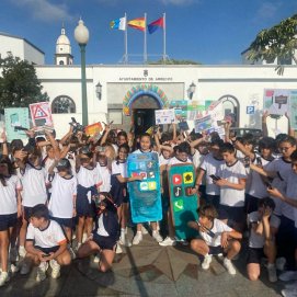 Los alumnos en la puerta del Ayuntamiento de Arrecife