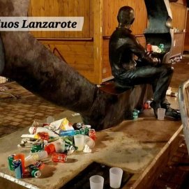 Basura alrededor de la escultura de César Manrique en Arrecife (Foto: Residuos Lanzarote)