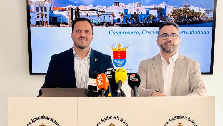 The Mayor of Arrecife, Yonathan de León, and the Deputy Mayor and Councillor for Finance, Echedey Eugenio, presenting the 2025 budgets today