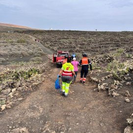 Los bomberos rescatan a una turista en el Volcán de La Corona