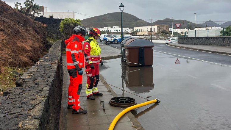 Bomberos achicando el agua en Tinajo tras la llegada de la lluvia.