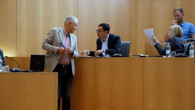 El alcalde de Tías, José Juan Cruz, y el concejal de Economía y Hacienda, Tomás Silvera.
