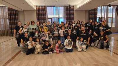 Los bailarines de la escuela lanzaroteña Xtreme Up Dance Studio a su llegado al Aeropuerto César Manrique. 