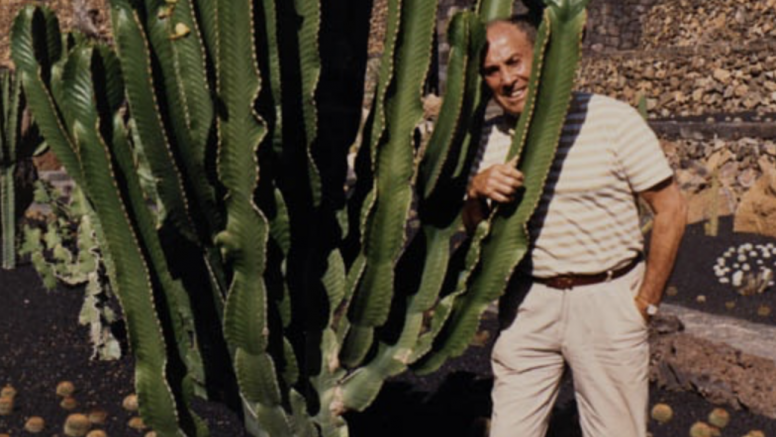 César Manrique en el Jardín de Cactus en 1990. Foto: La Voz de Lanzarote.