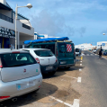 Las calles de Famara amanecen convertidas en un párking