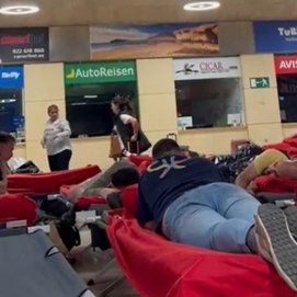 La gente durmiendo en camillas en el aeropuerto