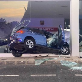 Un coche impacta contra la fachada de Orvecame en Playa Honda 