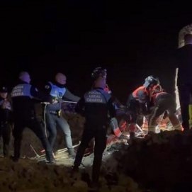 Los efectivos de emergencia y Policía Local rescatando a la pareja