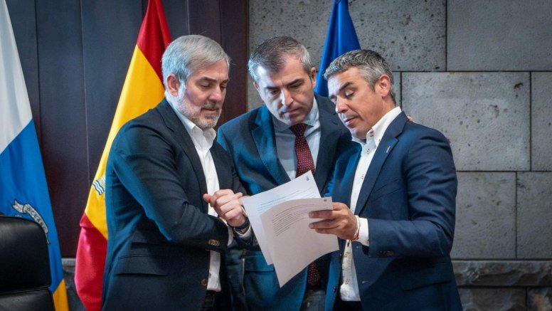 Fernando Clavijo, Manuel Domínguez y Narval Quintero en un Consejo de Gobierno.
