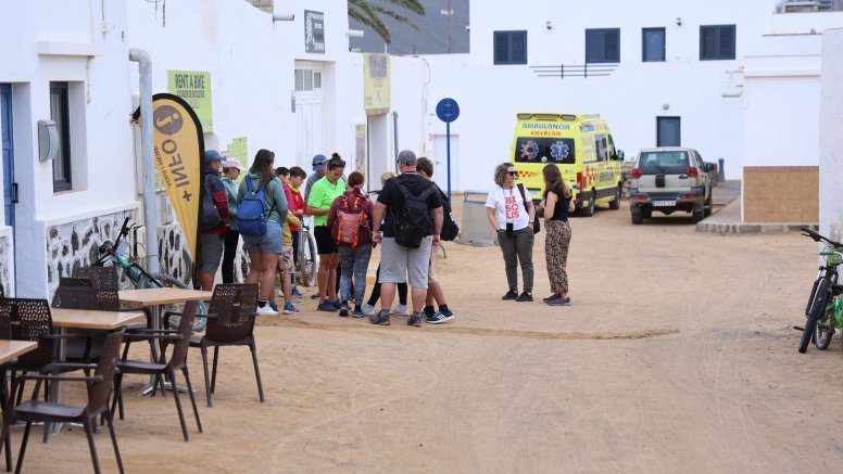 Tourists in La Graciosa in 2025. Airport.
