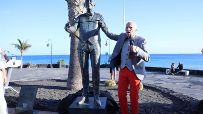 Kenneth Gasque, en la inauguración de su escultura