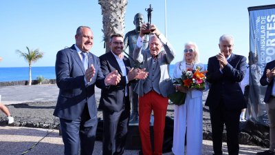 Escultura homenaje a Kenneth Gasque
