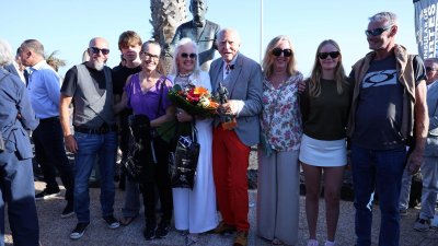Escultura en honor a Kenneth Gasque