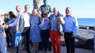 Escultura en honor a Kenneth Gasque