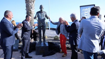 Escultura en honor a Kenneth Gasque