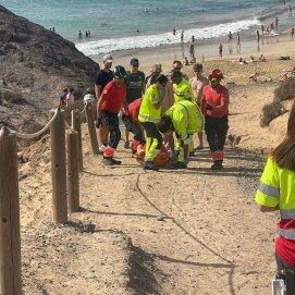 Rescatan a una turista accidentada en la playa de Papagayo