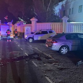 Los bomberos limpiando la calzada en Arrecife