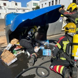 Los bomberos apagando el fuego en el contenedor de Playa Honda