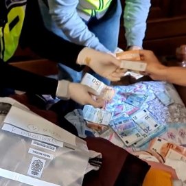 Los agentes con la droga y el dinero incautado en Tinajo