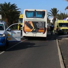 Herida grave tras ser atropellada por una guagua en Costa Teguise. Foto: @Elchaplón