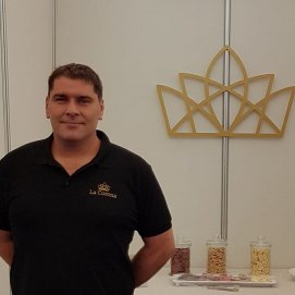 Enrique Martín muestra sus bombones en una feria gastronómica en Lanzarote