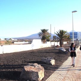 El alcalde de Yaiza, Óscar Noda, y la concejala de Urbanismo, Karina Centeno, en el exterior de los terrenos