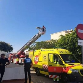 Los efectivos de emergencia rescatando al trabajador