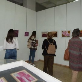Visitantes en la exposición 'Púrpura' de la pintora Yolanda Corujo
