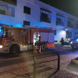 Los bomberos durante el servicio en el edificio