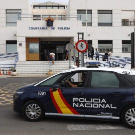 Vehículo de la Policía Nacional frente a la comisaría de Arrecife. Foto: Juan Mateos.