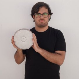 El artesano Antonio Betancor con uno de sus diseños