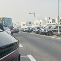 Coches en la entrada de Caleta Famara 