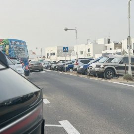 Coches en la entrada de Caleta Famara 