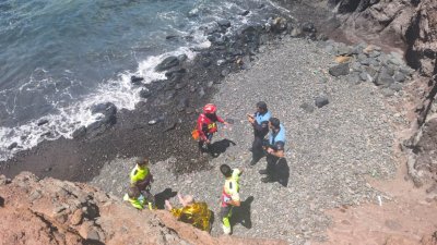 Rescatado un bañista en apuros en Papagayo
