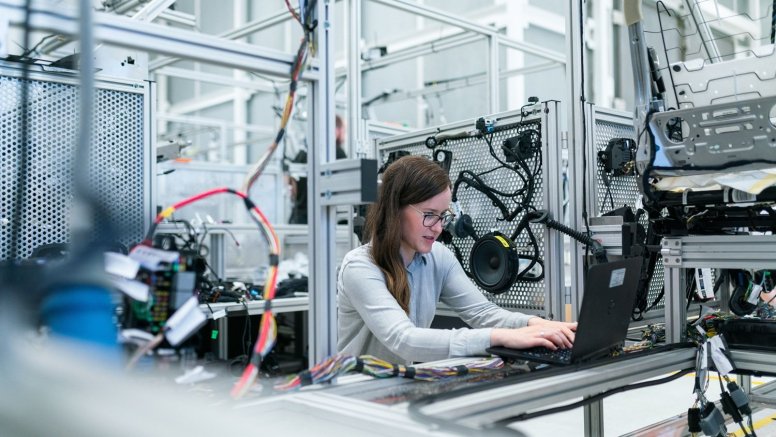 Ingeniera trabajando en una empresa altamente tecnológica. I+D+i