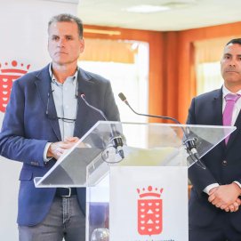 El presidente del Cabildo de Lanzarote, Oswaldo Betancort (d), y el consejero de Aguas, Domingo Cejas (i). Foto: Cabildo de Lanzarote.