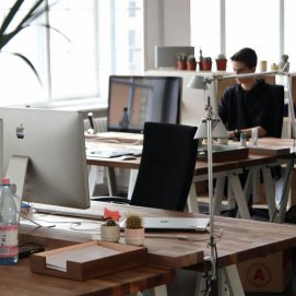 Joven trabajando en una empresa
