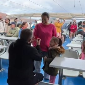 La pareja durante la pedida a bordo